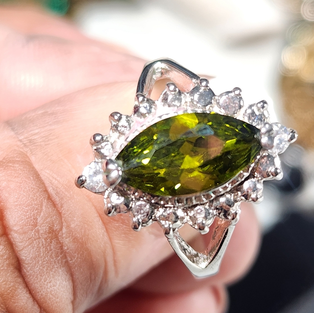 Silver Tone Marquise Olive Green Glass Ring. 9.5 - Picture 3 of 5